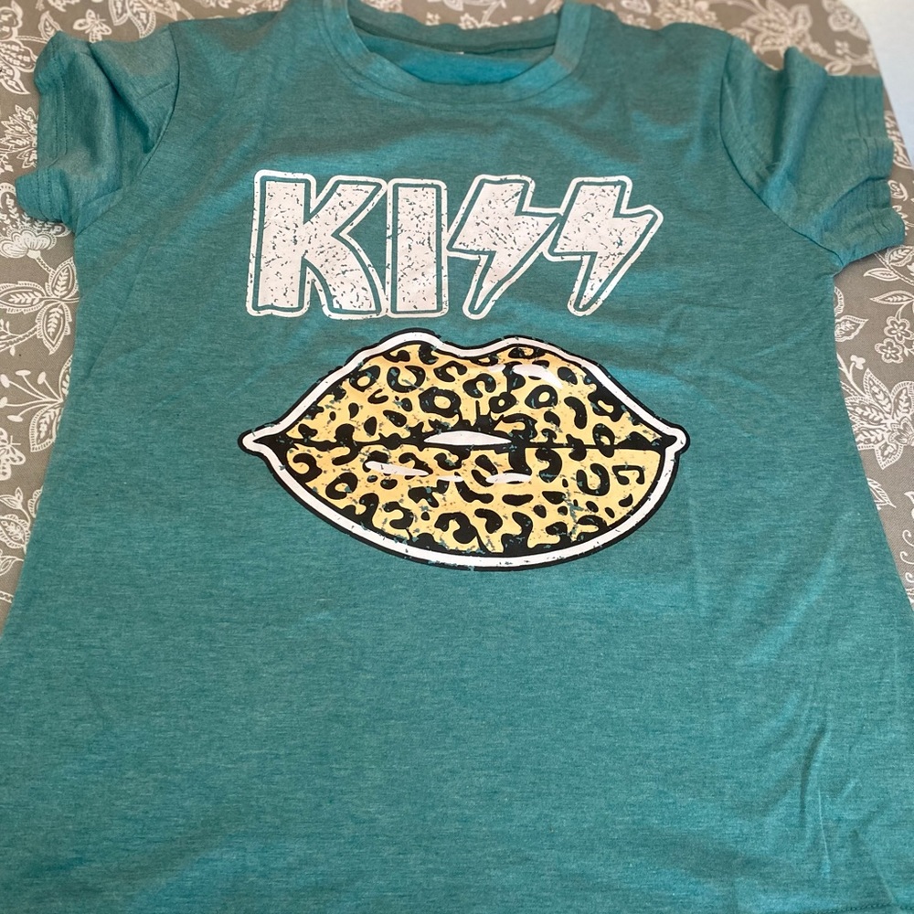 Kiss Leopard Lip Adult woman T-Shirt. Medium tight fit